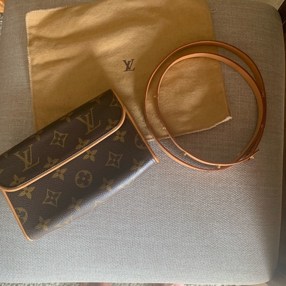 Barely Used Louis Vuitton Florentine Pouchette $800 - Picture 2 of 5